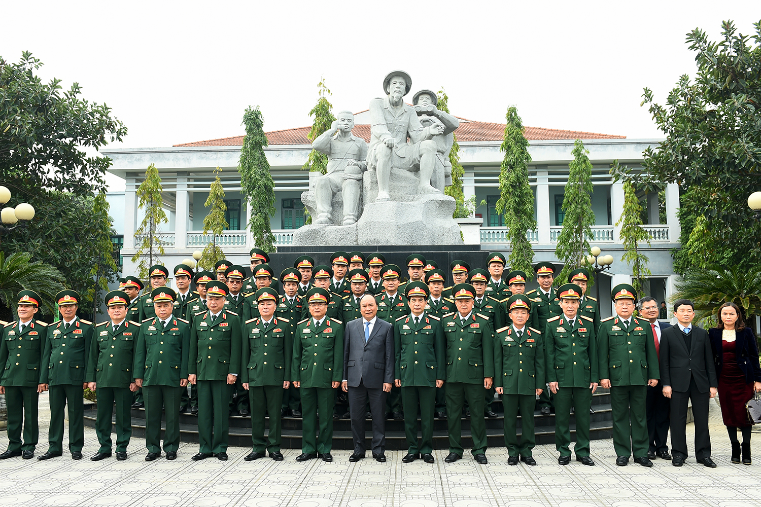 Thủ tướng cùng các tướng lĩnh, sĩ quan Tổng cục Tinh báo