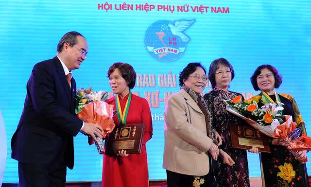 Tạo điều kiện cho nữ giới học tập, thăng tiến