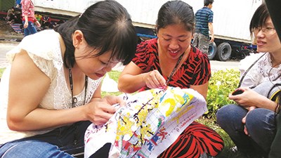 Công nhân nữ còn quá nhiều vất vả!