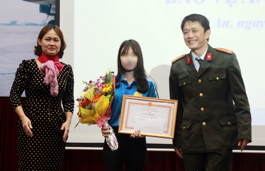 2 nữ sinh viên truy đuổi, đạp ngã xe 2 tên cướp