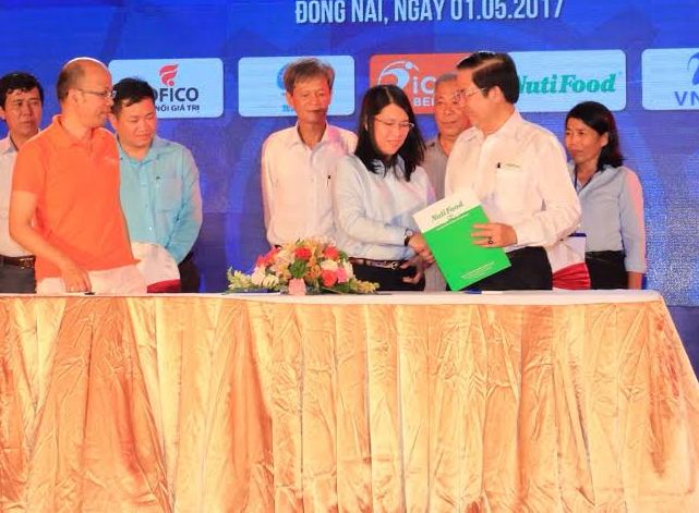Đại diện Công ty Nutifood (bìa phải) tại lễ ký kết thỏa thuận hợp tác chăm lo cho công nhân với LĐLĐ tỉnh Đồng Nai