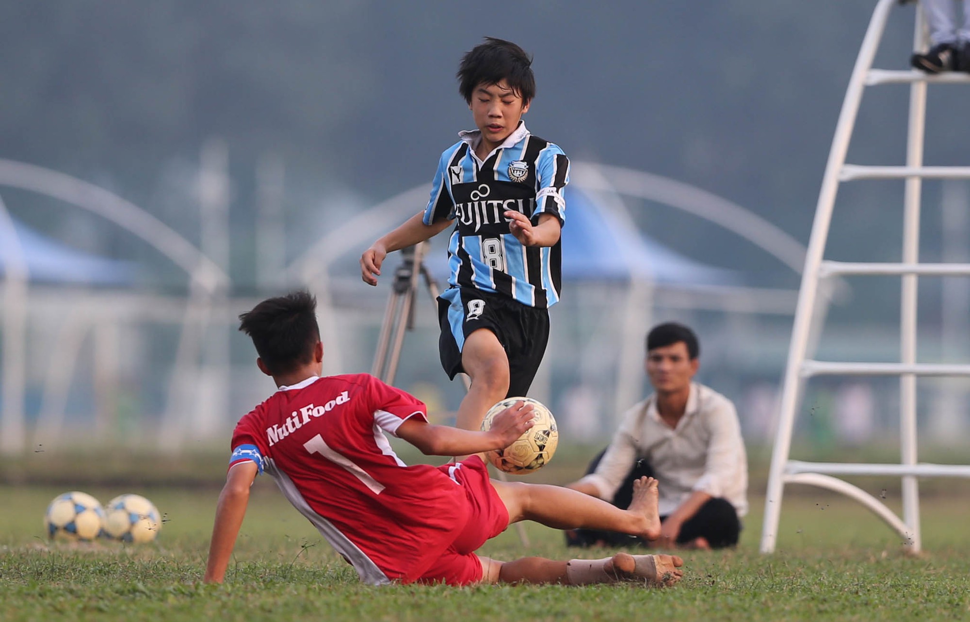 Đá chân trần, NutiFood JMG thắng đậm U13 Kawasaki - Ảnh 4.