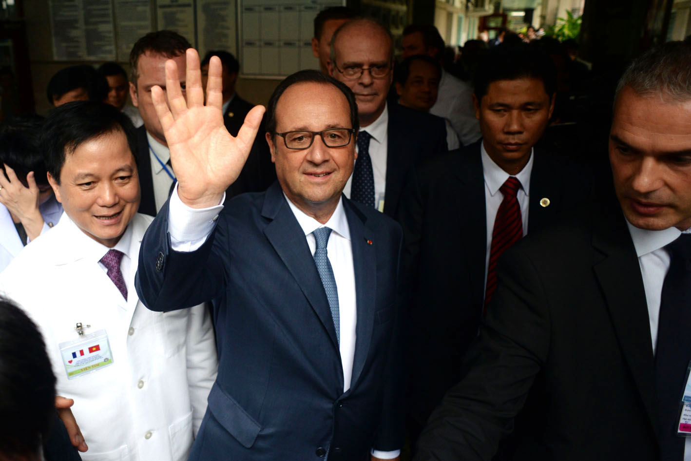
S&aacute;ng 7-9, Tổng thống Ph&aacute;p Francois Hollande thăm Viện Tim, biểu tượng cho sự hợp t&aacute;c lịch sử của hai nước trong lĩnh vực y tế. &Ocirc;ng vẫy tay th&acirc;n thiện khi thấy người d&acirc;n ch&agrave;o đ&oacute;n
