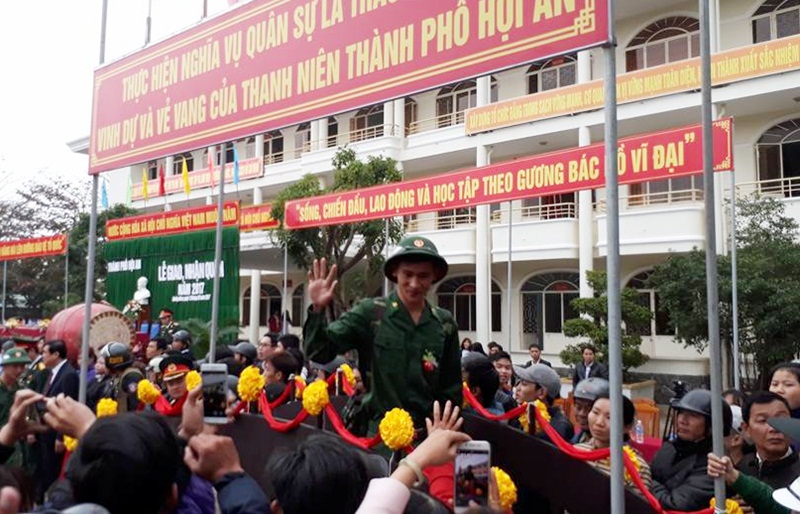 Các tân binh phấn khởi chia tay bạn bè, người thân để lên đường tòng quân