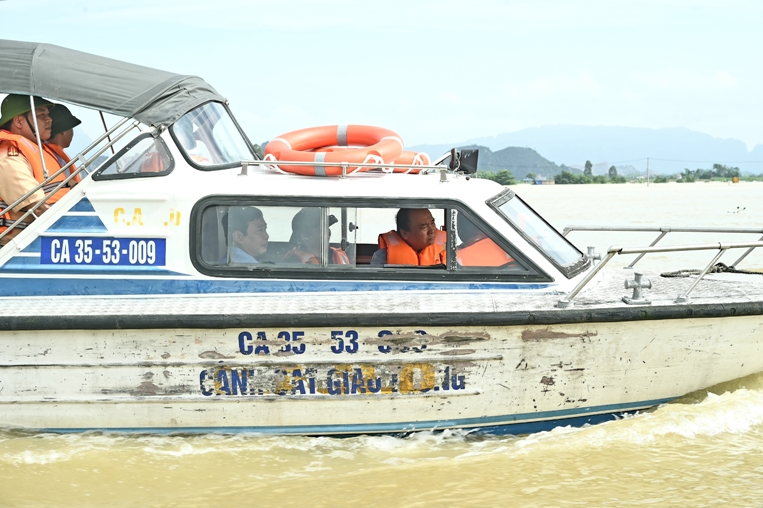 Thủ tướng, Phó Thủ tướng hủy các cuộc họp, tới hiện trường chỉ đạo ứng phó thiên tai - Ảnh 2.