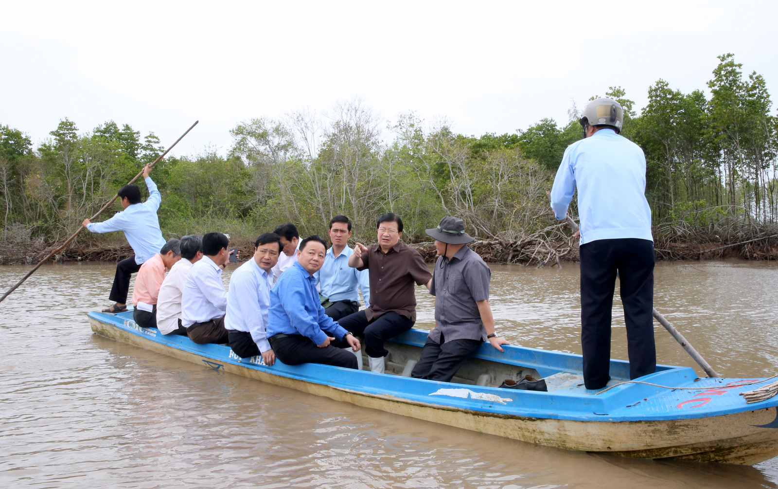 Phó Thủ tướng thị sát 240 km sạt lở, mất 500ha đất/năm ở ĐBSCL - Ảnh 1.