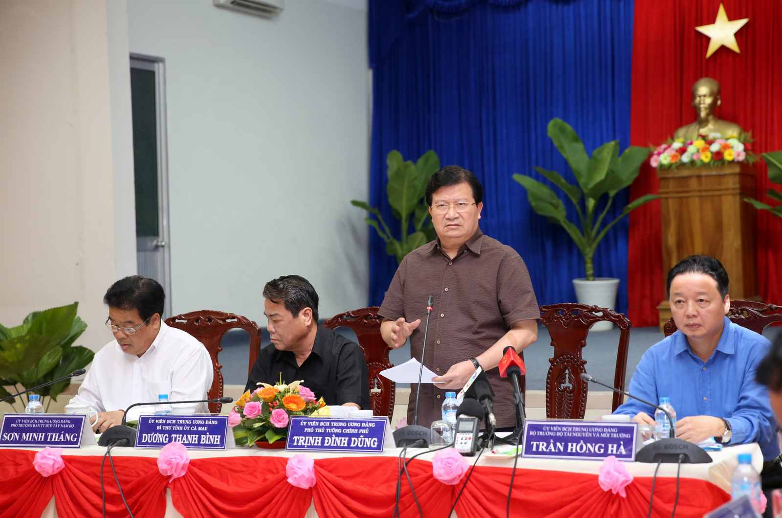 Phó Thủ tướng thị sát 240 km sạt lở, mất 500ha đất/năm ở ĐBSCL - Ảnh 3.