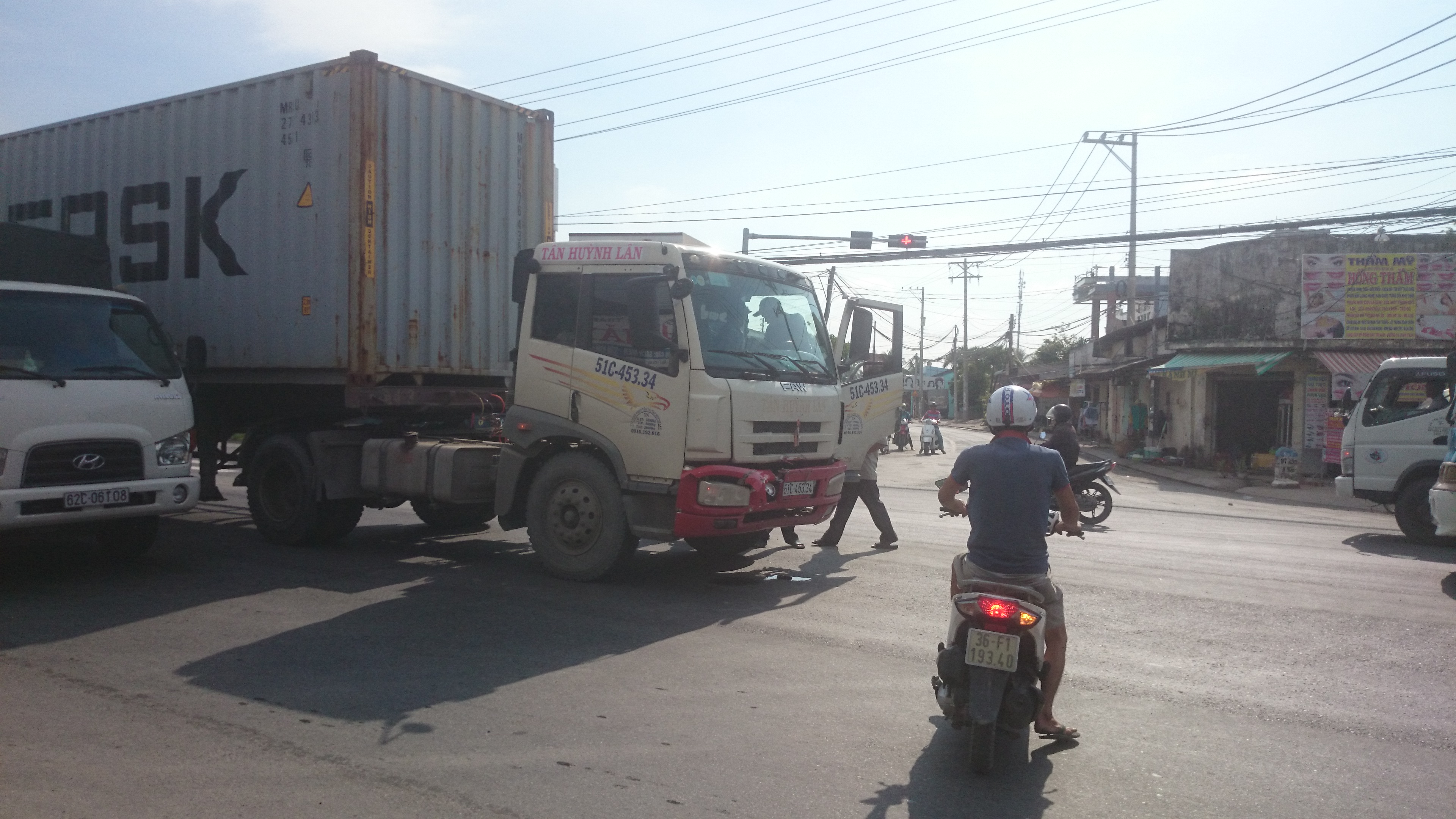 Dân đuổi bắt xe container cán người rồi bỏ chạy