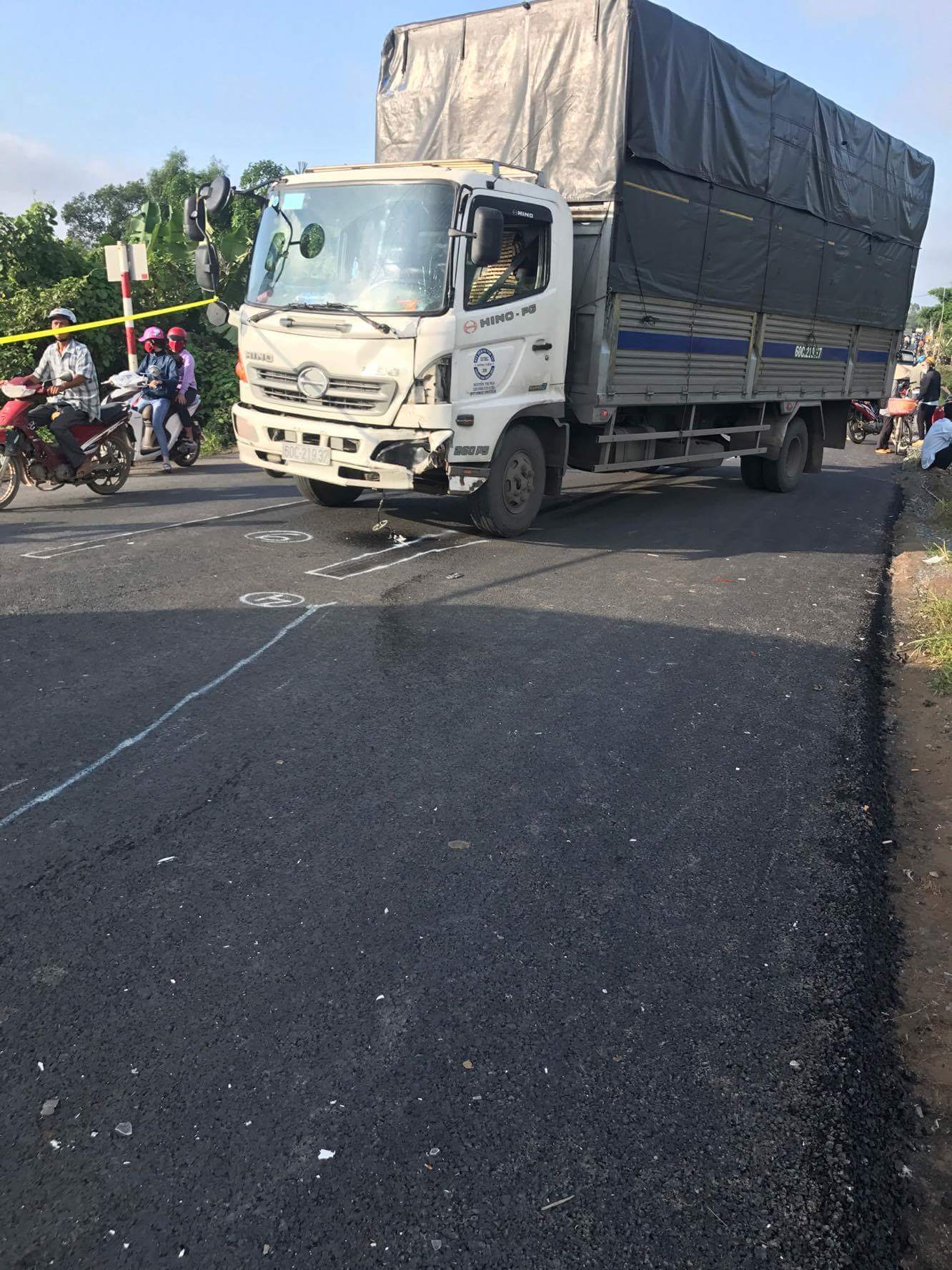 Lấn tuyến, xe tải t&ocirc;ng chết 2 vợ chồng - Ảnh 1.
