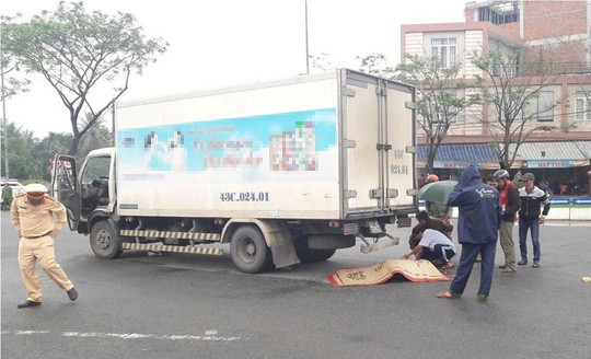 Đi bộ qua đường, cụ gi&agrave; 81 tuổi bị xe tải t&ocirc;ng tử vong - Ảnh 2.