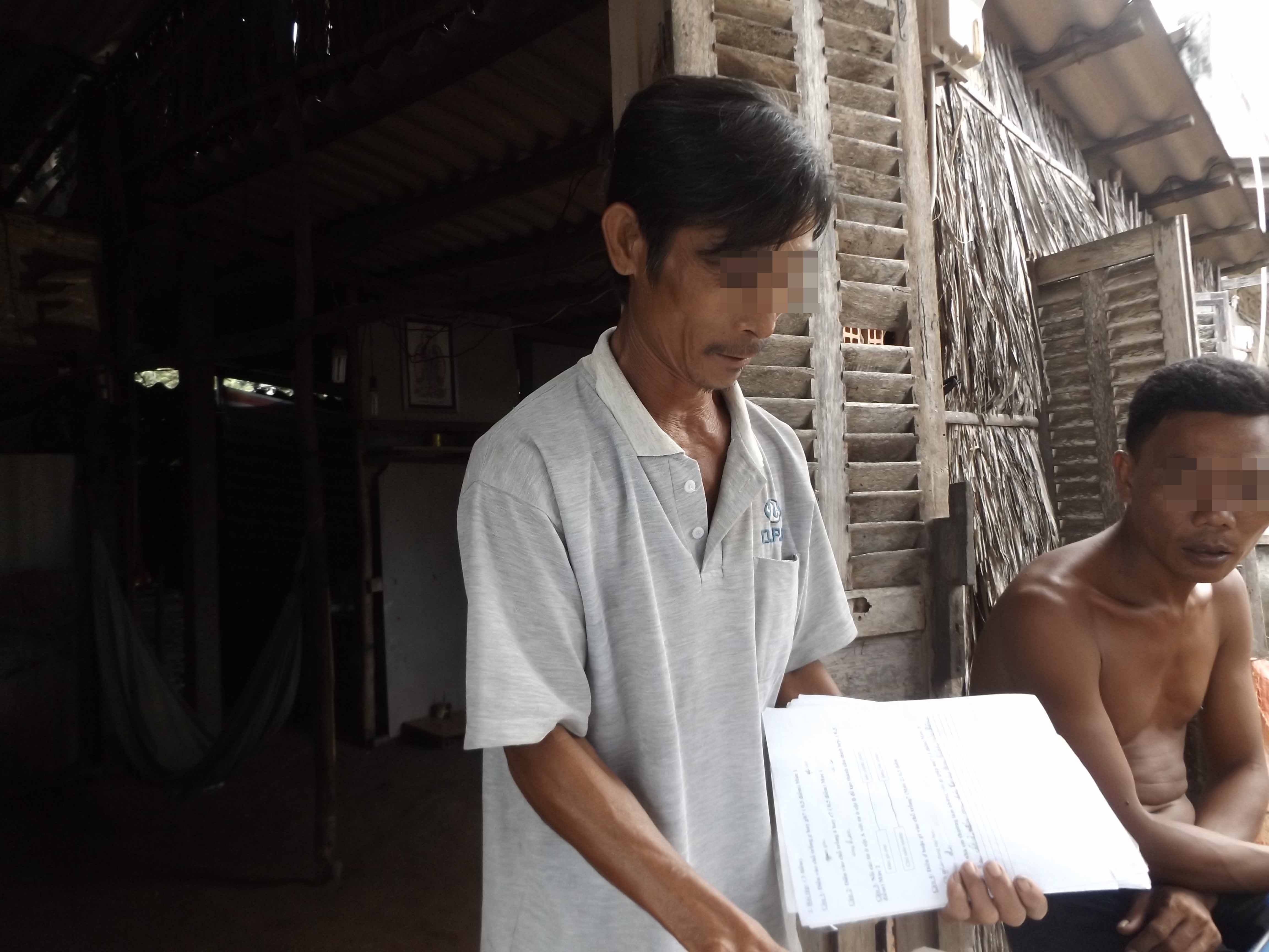 Xóm nghèo bàng hoàng trước cái chết của bé gái bị xâm hại - Ảnh 5.