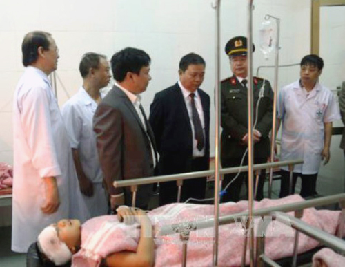 Ông Nguyễn Xuân Đông, Chủ tịch UBND tỉnh Hà Nam (thứ 3 từ phải qua) tới Bệnh viện Đa khoa tỉnh Hà Nam để để thăm hỏi, động viên các nạn nhân và người nhà - Ảnh: TTXVN
