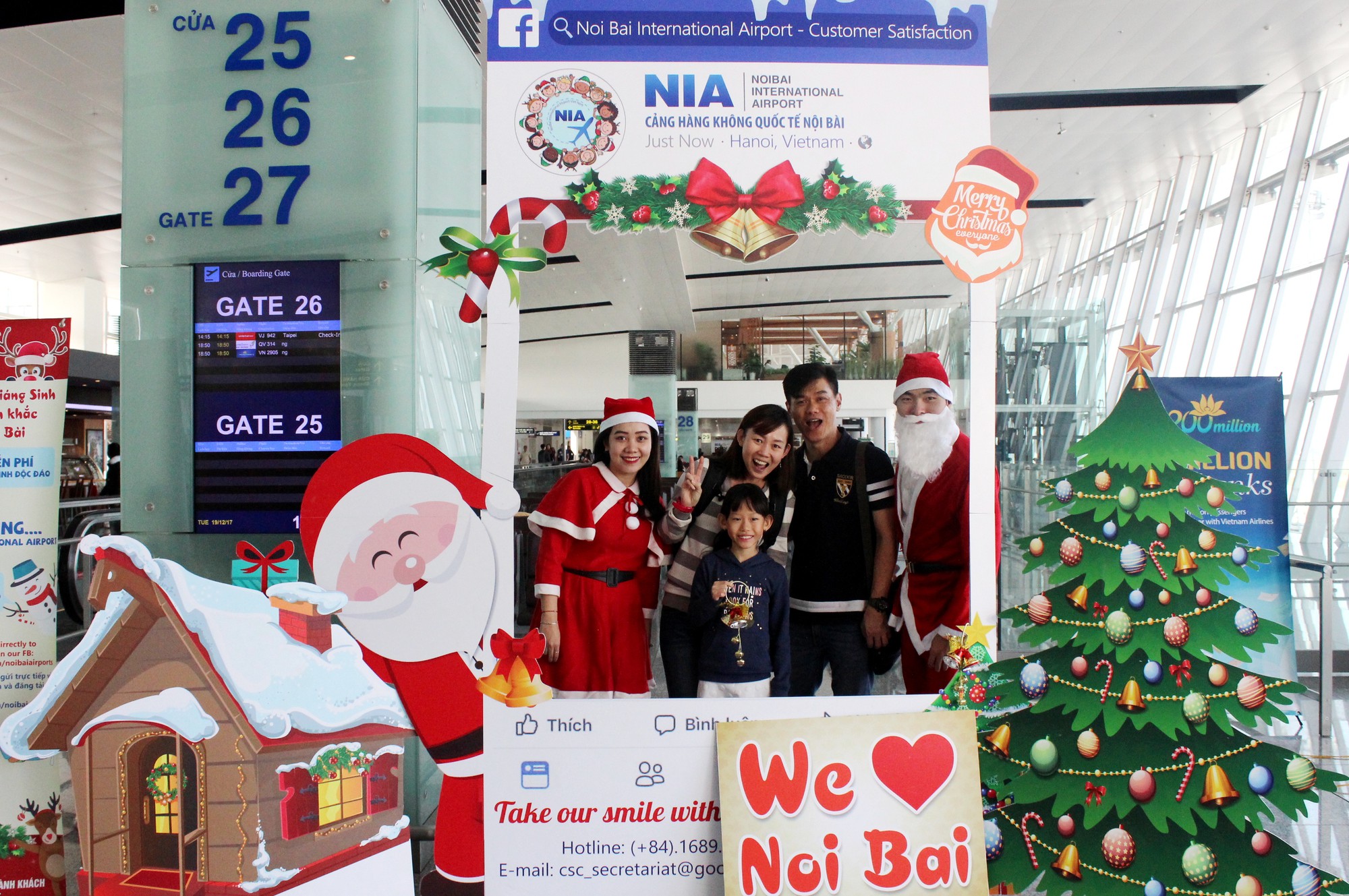 Ngạc nhi&ecirc;n  với kh&ocirc;ng kh&iacute; Gi&aacute;ng sinh ở s&acirc;n bay Nội B&agrave;i - Ảnh 1.