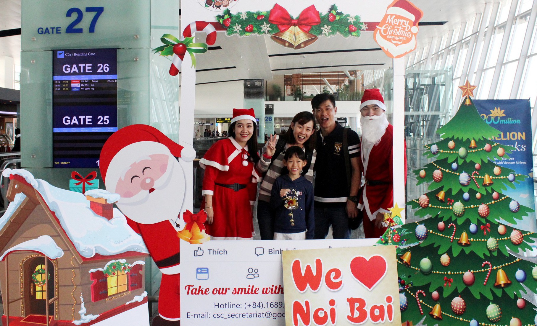Ngạc nhiên  với không khí Giáng sinh ở sân bay Nội Bài