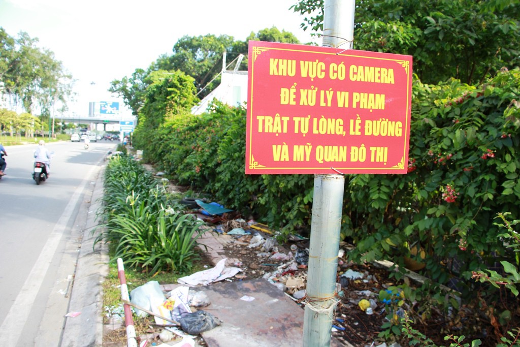Ra khỏi sân bay Tân Sơn Nhất là ngập rác! - Ảnh 4.