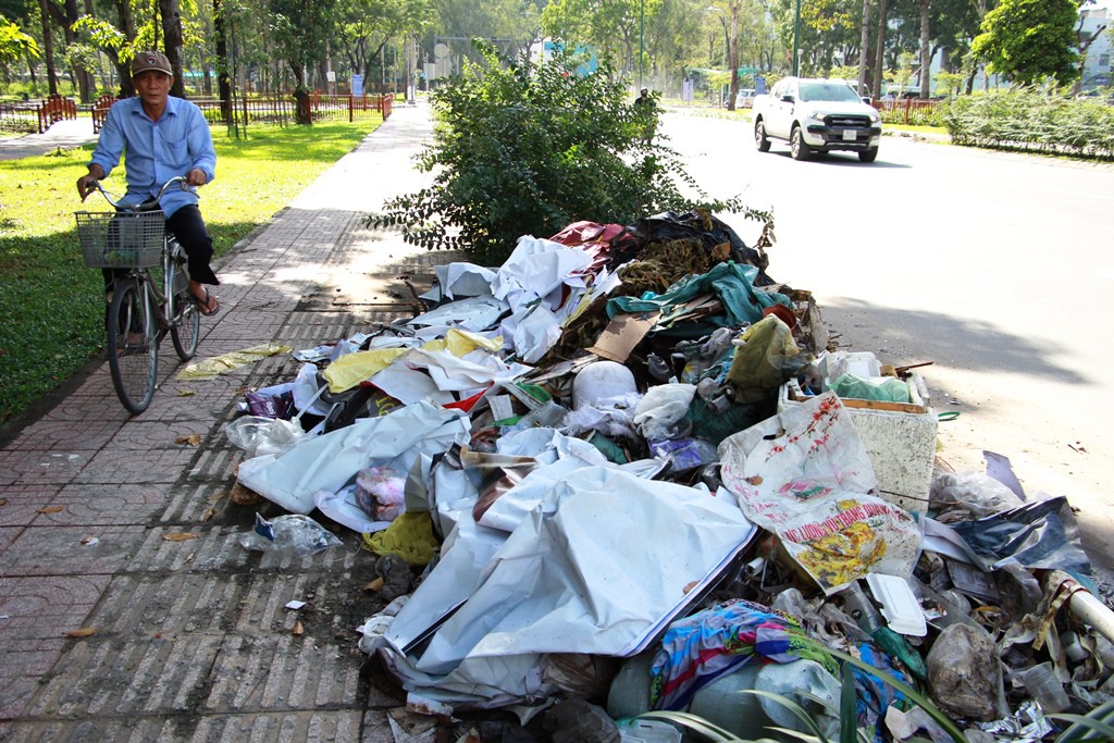 Ra khỏi sân bay Tân Sơn Nhất là ngập rác!