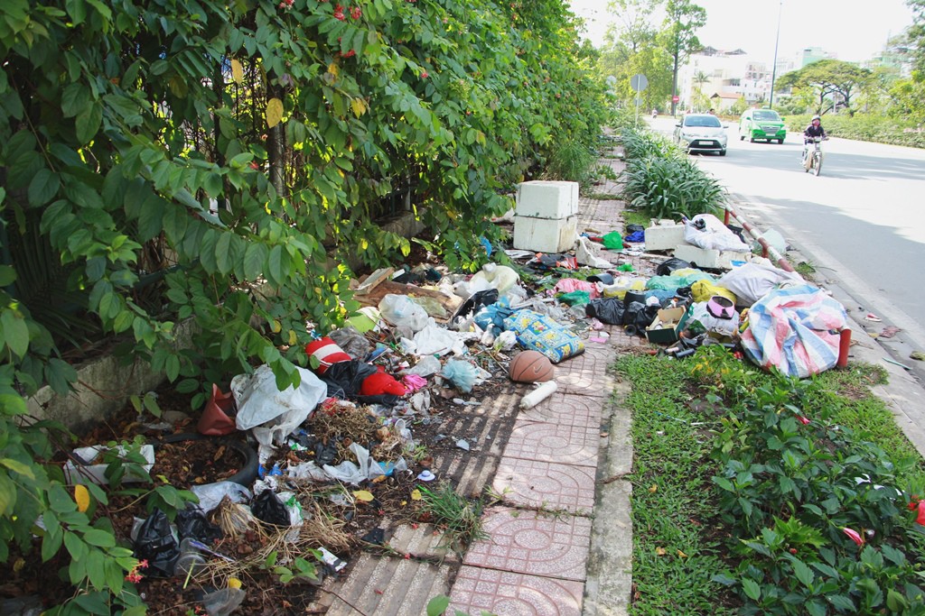 Ra khỏi sân bay Tân Sơn Nhất là ngập rác! - Ảnh 2.