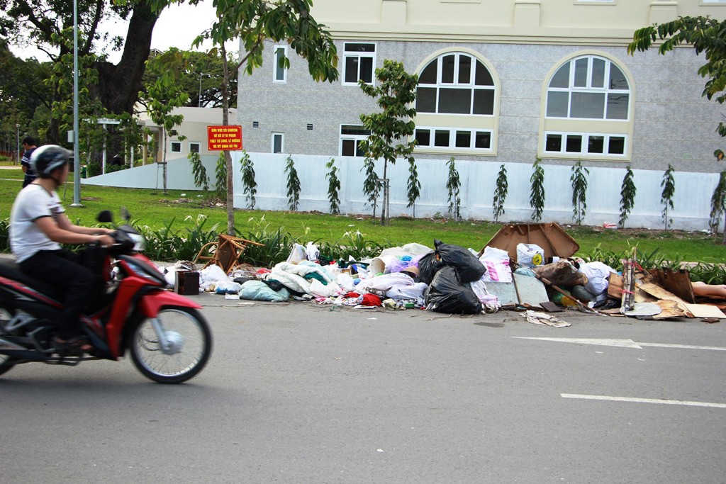Ra khỏi sân bay Tân Sơn Nhất là ngập rác! - Ảnh 5.