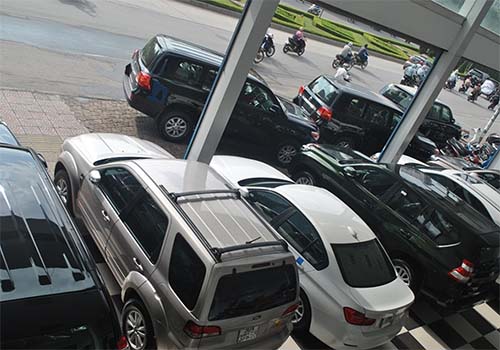 Giá ô tô tiếp tục giảm