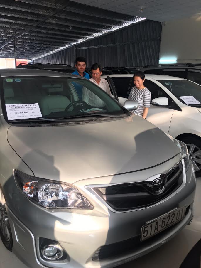
Kh&aacute;ch h&agrave;ng đang xem xe &ocirc; t&ocirc; tại một salon. Ảnh: S.Nhung

