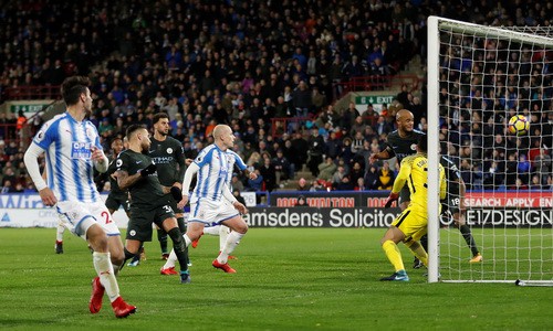 Man City thoát hiểm ở vòng đấu kỳ lạ giải Ngoại hạng - Ảnh 2.
