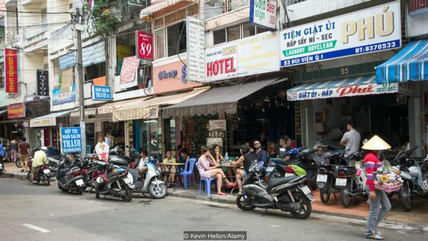 
Khu phố B&ugrave;i Viện nhộn nhịp người nước ngo&agrave;i. Ảnh: Alamy
