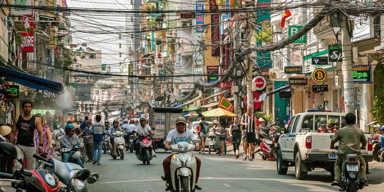 
TP HCM đ&ocirc;i khi bị nhiều du kh&aacute;ch xa l&aacute;nh v&igrave; t&igrave;nh trạng đ&ocirc;ng đ&uacute;c, hỗn loạn. Ảnh: Alamy
