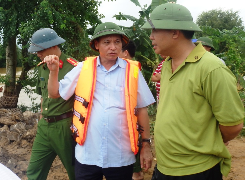 Ai quyết định đẩy máy múc xuống vá đê đang thủng?