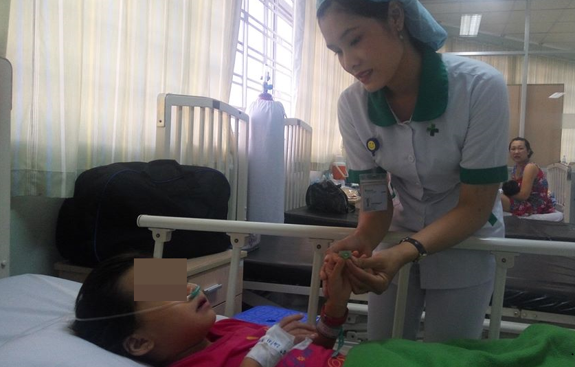Mẹ bất cẩn, con 6 tuổi nuốt viên thuốc còn nguyên vỉ thiếc