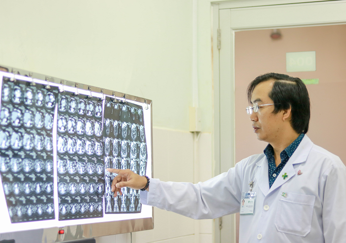 Hi hữu xương cá đâm thủng ruột bệnh nhân hơn nửa tháng