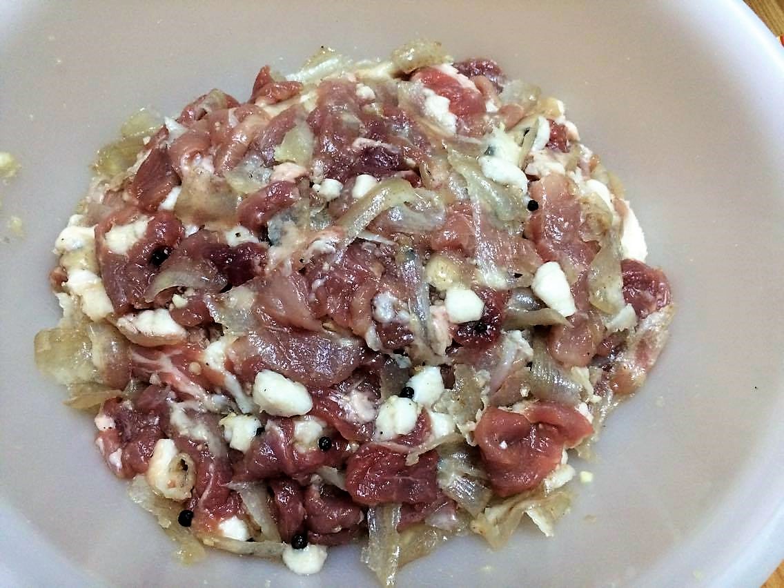 
Trộn hỗn hợp thịt, da heo, mỡ v&agrave; gia vị lại với nhau

