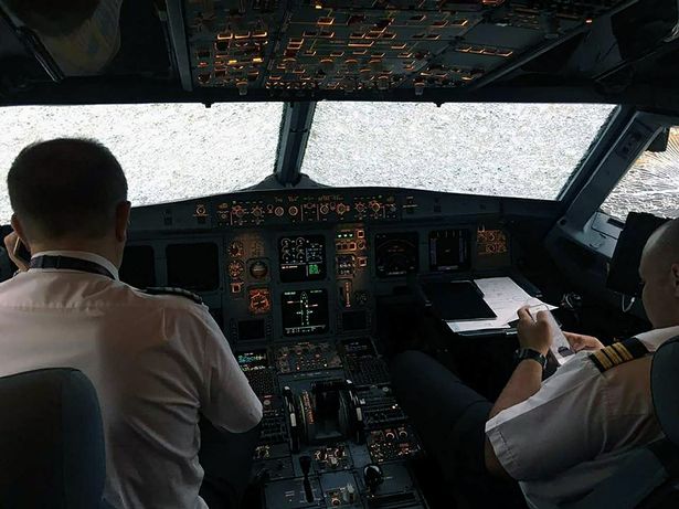 Trúng mưa đá, máy bay nát mũi hạ cánh an toàn nhờ phi công anh hùng