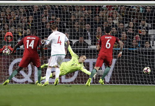 Thủ m&ocirc;n Peter Gulacsi bất lực trước c&uacute; s&uacute;t phạt của Ronaldo