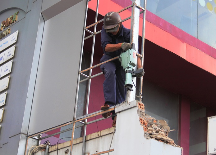 
Bức tường trước số nh&agrave; 208 Nguyễn Tr&atilde;i bị y&ecirc;u cầu th&aacute;o dỡ từ đầu tuần nhưng chậm triển khai, lực lượng chức năng đ&atilde; cưỡng chế trong buổi chiều 24-2
