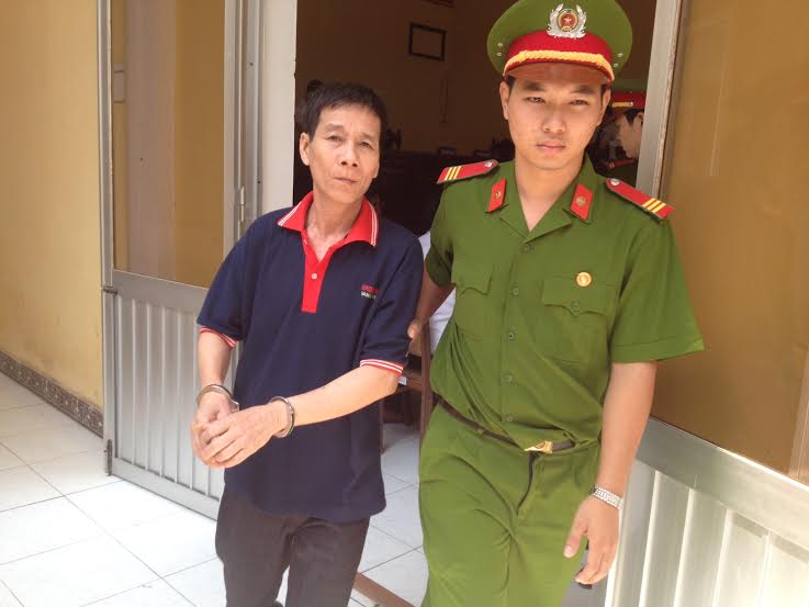 Ông Lé trong một lần bị áp giải ra tòa