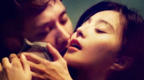 Rình trước cổng nhà nghỉ để bắt chồng và nữ đồng nghiệp