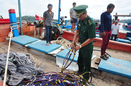 T&agrave;u Trung Quốc tấn c&ocirc;ng, đ&acirc;m ch&igrave;m t&agrave;u c&aacute; của ngư d&acirc;n Việt Nam - Ảnh 1.