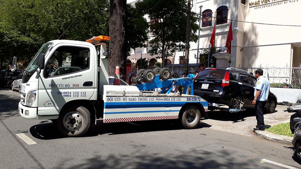 Cẩu xe trên đường Nguyễn Du