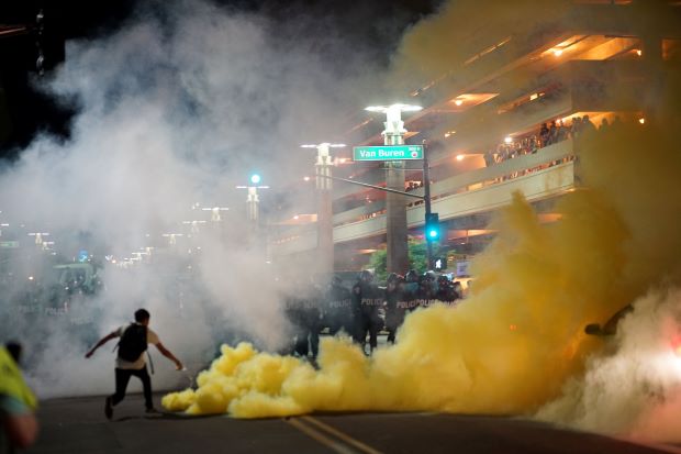 Bạo lực nổ ra ở Phoenix sau bài phát biểu của ông Donald Trump. Ảnh: Reuters
