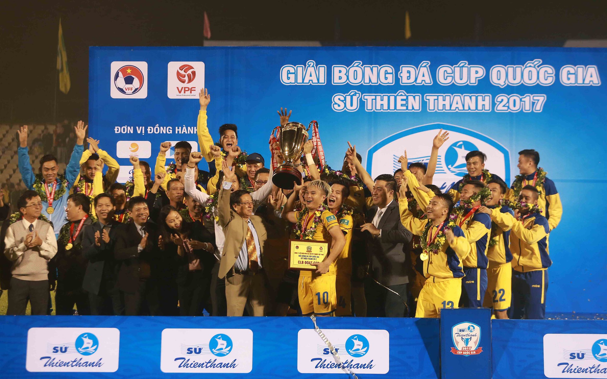Phi Sơn chia tay SLNA trong ng&agrave;y gi&agrave;nh c&uacute;p - Ảnh 1.