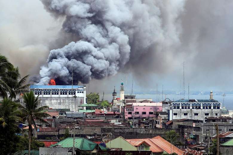 Philippines: Ném bom phá hủy để cứu Marawi