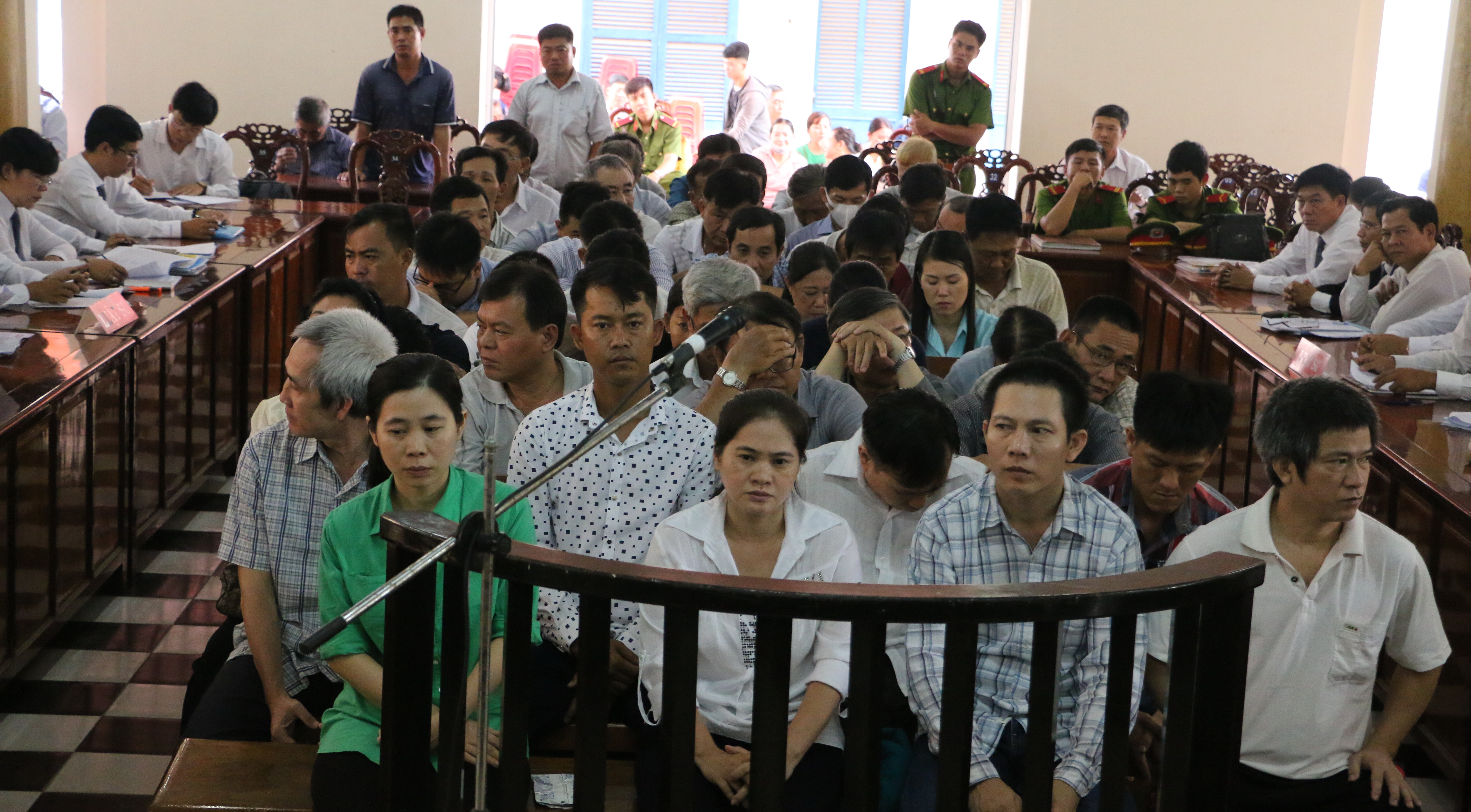 Nhận tiền bồi dưỡng, hàng chục nguyên cán bộ hải quan hầu tòa