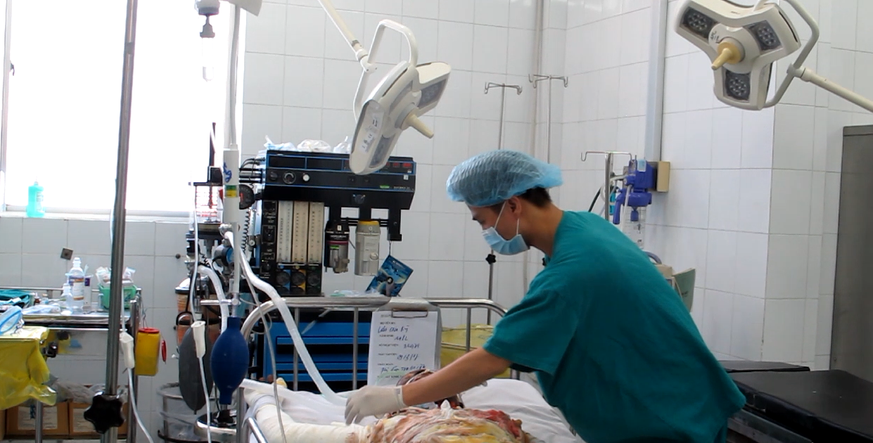 Tiên lượng dè dặt về sinh mạng 2 người bị phóng điện
