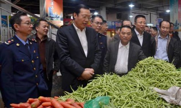 
B&iacute; thư Zhang Yan (thứ ba từ tr&aacute;i sang) thăm một chợ địa phương gần đ&acirc;y. Ảnh: Trang web Ph&agrave;n Chi Hoa

