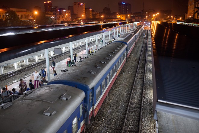 Một chuyến tàu ký hiệu SE chuẩn bị lăn bánh rời ga Hà Nội vào đêm để chạy dọc hành trình Bắc Nam, điểm cuối cùng tại TP.HCM. Để vượt qua chặng đường dài 1.730 km, hành khách sẽ phải trải qua khoảng 30 giờ ăn ngủ trên tàu