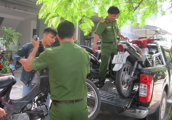 CAP Hòa Khánh Nam bàn giao tang vật cho CAQ Liên Chiểu thụ lý.