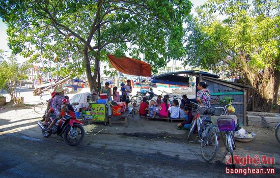 
C&aacute;i qu&aacute;n nho nhỏ ở chợ Ng&ograve; n&agrave;y đ&atilde; trở th&agrave;nh niềm thương nhớ của bao người con miệt biển Sơn Hải, huyện Quỳnh Lưu. Người ta bảo, nếu đến chợ Ng&ograve; m&agrave; chưa ăn b&aacute;nh kho&aacute;i th&igrave; xem như chưa biết chợ Ng&ograve; vậy.
