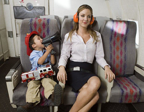 Trẻ nhỏ đi máy bay cần được bố mẹ giám sát cẩn thận. Ảnh: Flickriver.
