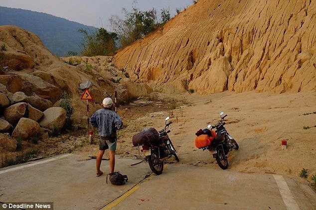 
Ty Dalitz từng l&aacute;i xe dọc Việt Nam trước khi l&ecirc;n đường sang M&ocirc;ng Cổ
