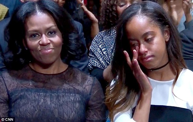 Malia rơi nước mắt khi nghe cha khen mẹ. Ảnh: CNN